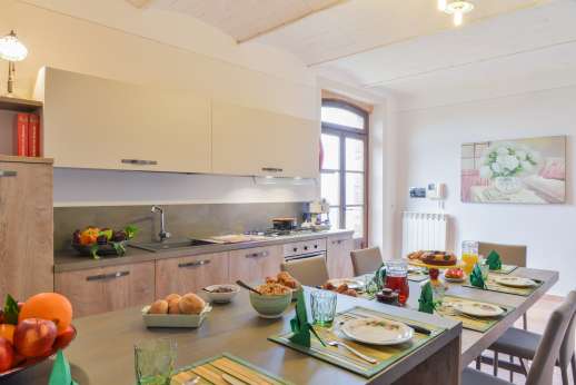 San Leolino - Large summer kitchen with a breakfast area leading out into the garden