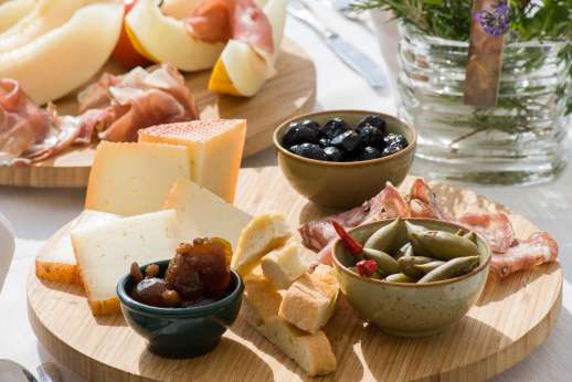 San Leolino (x 10 people) with Staff and Cook - Cheese, breads and meat, the foods of Italia