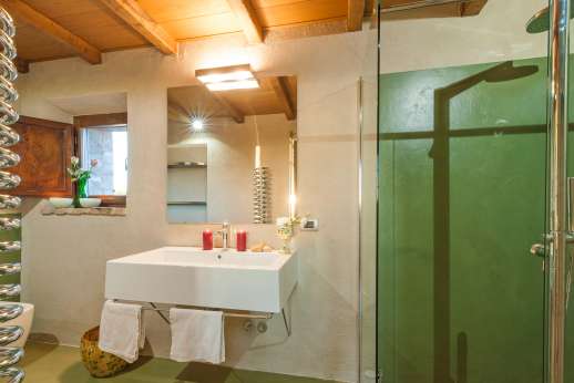 Santa Dieci - En suite bathroom with shower.