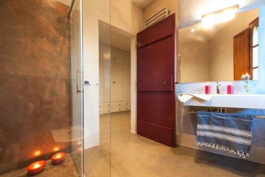 Santa Dieci - An en suite bathroom with shower.