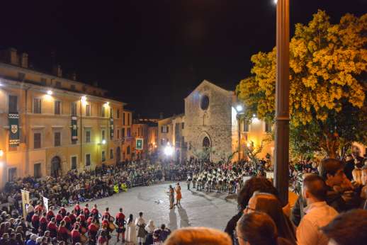 Santi Terzi - Grand Palazzo in an untouched beautiful hill town South of Todi walk to restaurants & shops.