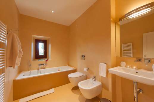 Tenuta Almabrada - En suite bathroom.