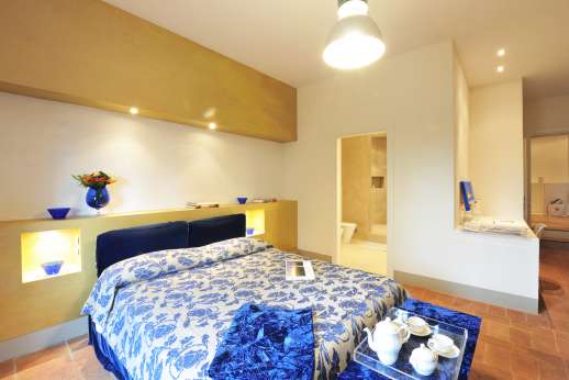 Tenuta Almabrada - Main house double bedroom with en suite bathroom.