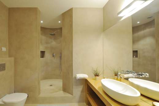 Tenuta Almabrada - The wonderful en suite bathroom.