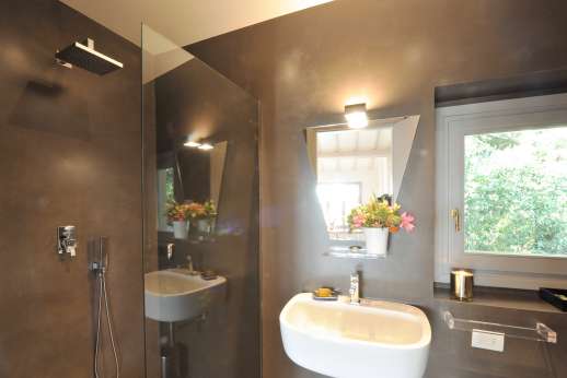 Tenuta Almabrada - The private bathroom to the top floor guest house.