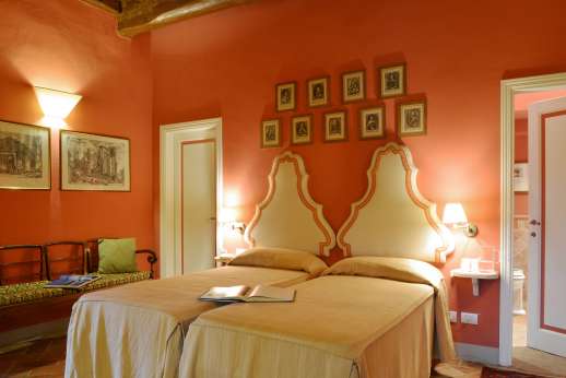 The Estate Of Petroio -  The twin bedroom (convertible to double) ensuite bathroom with shower on the first floor of the main house La Villa di Petroio