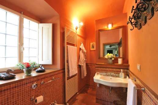 The Estate Of Petroio - Service bathroom at the entrance of La Villa di Petroio