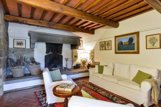 The Estate Of Petroio - Large sitting room with fireplace in Casa Arianna