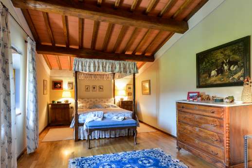 The Estate Of Petroio - Four poster air-conditioned double bedroom with an ensuite bathroom with shower in Casa Arianna