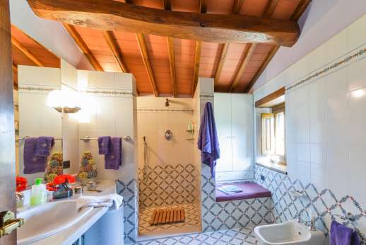 The Estate Of Petroio - Ensuite bathroom with shower in Casa Arianna