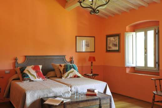 The Estate of Petroio with Staff and Cook - Air-conditioned twin bedroom with an en suite bathroom.