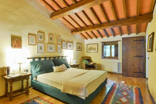 The Estate of Petroio with Staff and Cook - Air-conditioned twin bedroom [convertible to double] with an ensuite bathroom with bath tub