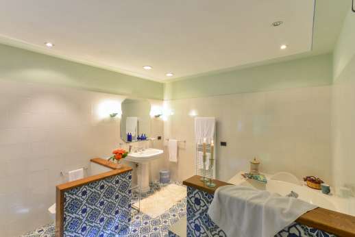 The Estate of Petroio with Staff and Cook - Ensuite bathroom with bath tub.