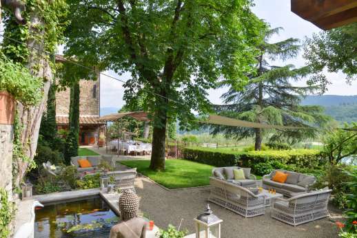 Staffed weddings at The Estate of Petroio - Relaxing outside eating and seating area