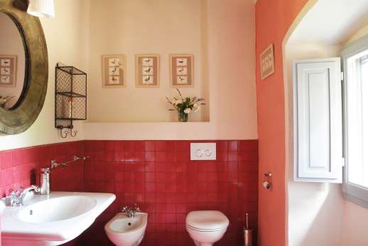 Staffed weddings at The Estate of Petroio - The ensuite bathroom with shower.