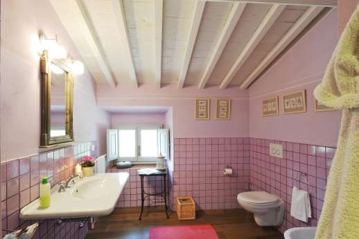 Staffed weddings at The Estate of Petroio - The ensuite bathroom with shower.