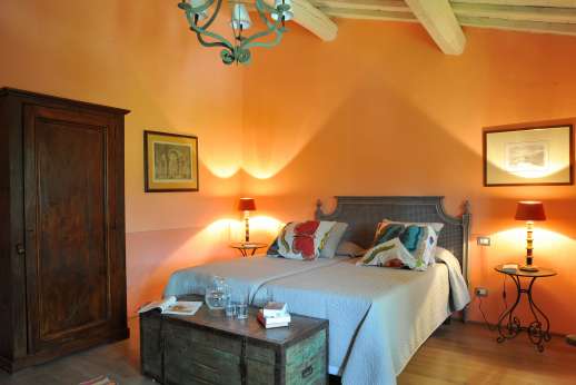 Staffed weddings at The Estate of Petroio - Air-conditioned twin bedroom with an ensuite bathroom.