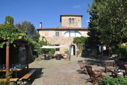 Tizzano - Tizzano is brilliantly located, facing south across the Tuscan hills.