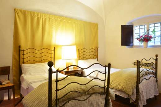 Tizzano - Twin bedroom with vaulted ceiling on ground floor.