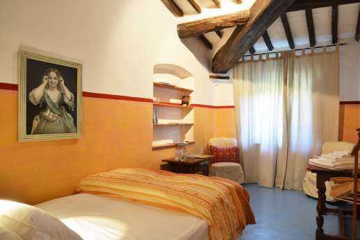 Tizzano - Bright single bedroom on the first floor.