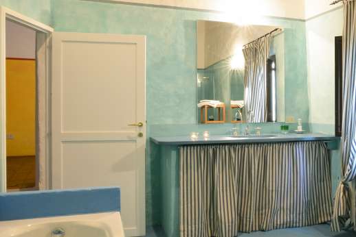 Tizzano - Independent suite bathroom with bath.