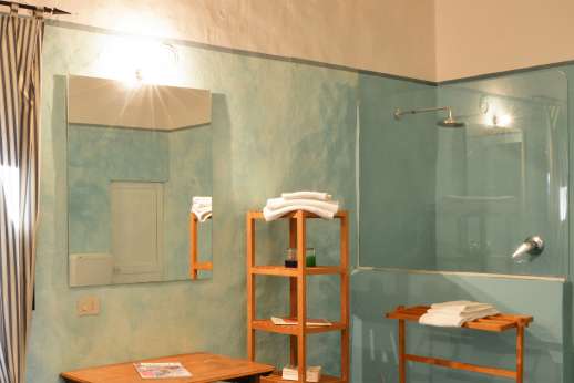 Tizzano - The same theme has been kept in the independent suite bathroom and shower.