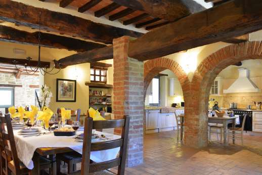 Val Ferrone - Ground floor, open plan dining room with a professional and well equipped kitchen. Small sitting room with French doors leading out to the garden.
