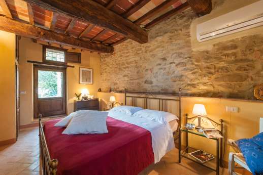 Val Ferrone - Double bedroom in the independent suite.