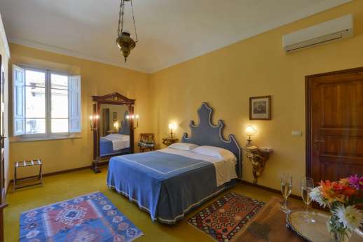 Vecchia Fattoria - Air conditioned double bedroom with en suite bathroom first floor
