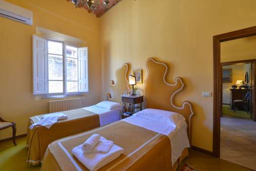 Vecchia Fattoria - Air conditioned twin bedroom sharing a bathroom with another of the twin bedrooms.