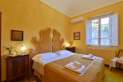 Vecchia Fattoria - The air conditioned  twin bedroom, converted into a double with a shared bathroom.