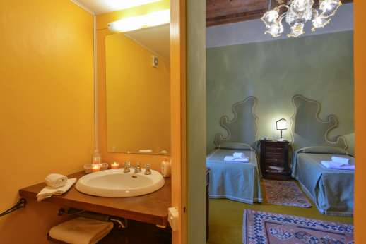 Vecchia Fattoria - Ensuite bathroom in the twin room