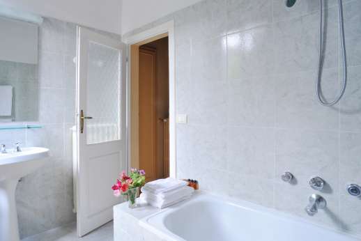 Vecchia Fattoria - An en suite bathroom