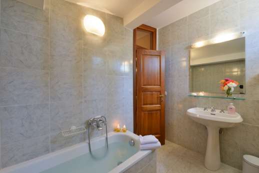 Vecchia Fattoria - An en suite bathroom