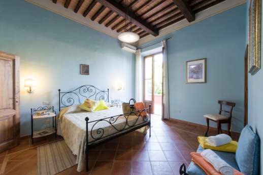 Villa Astori - Air conditioned double bedroom with en suite bathroom.