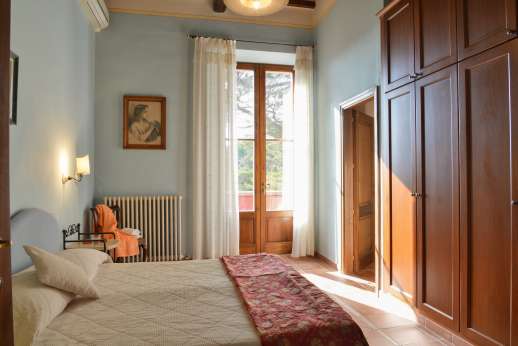 Villa Astori - Air conditioned double bedroom with en suite bathroom.