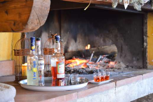 Villa Atena - Drinks by the barbecue fire