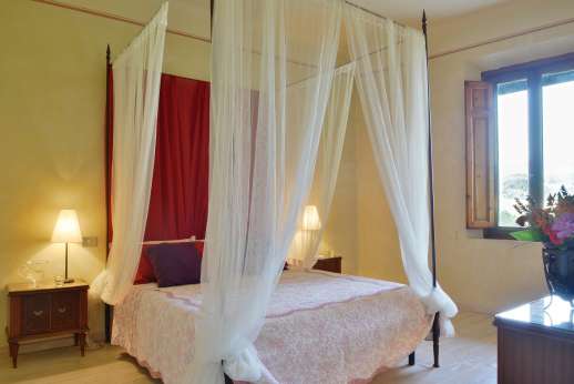 Villa Atena - Elegant four poster bed. Main house all bedrooms are air conditioned.