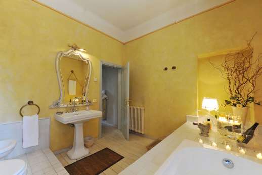 Weddings at Villa Atena - Other view of the bathroom.