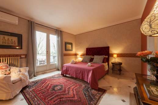 Weddings at Villa Atena - Ground floor air-conditioned double bedroom with ensuite bathroom with shower