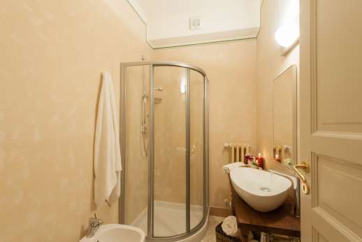 Weddings at Villa Atena - Bathroom with shower