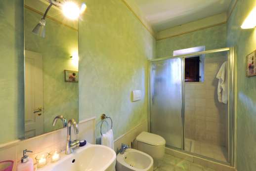 Weddings at Villa Atena - Bathroom with shower.