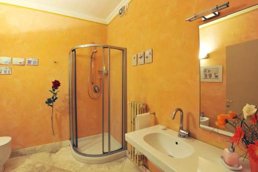 Weddings at Villa Atena - Bathroom with shower.