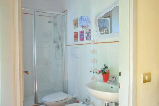 Weddings at Villa Atena - Bathroom with shower, in the guest house.