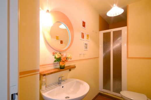 Weddings at Villa Atena - Bathroom with shower.