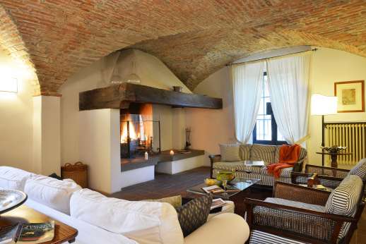 Villa Bracciano - Sitting room with vaulted ceilings and elegant furniture.
