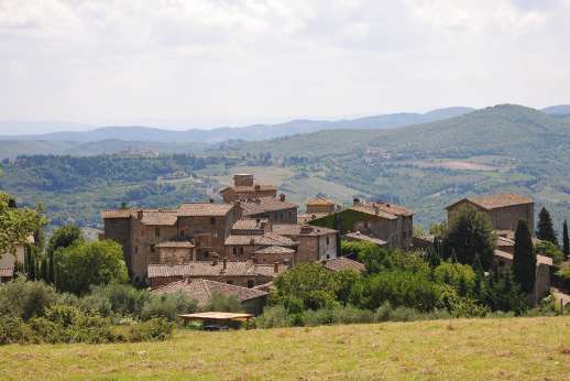 Villa Bracciano - Hilltop Volpaia, 3km/2 miles, overlooks a circular, vineyard-bedecked valley known as the Conca d'Oro.