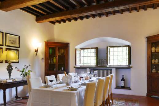 Villa Bracciano - The dining room with beamed ceiling.