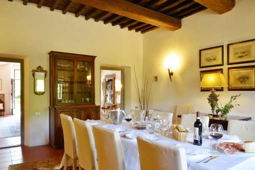 Villa Bracciano - Enjoy your indoor lunches and dinners!