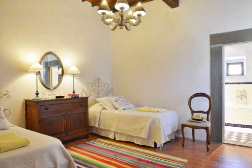 Villa Bracciano - Main house first floor, twin bedroom with en suite bathroom.